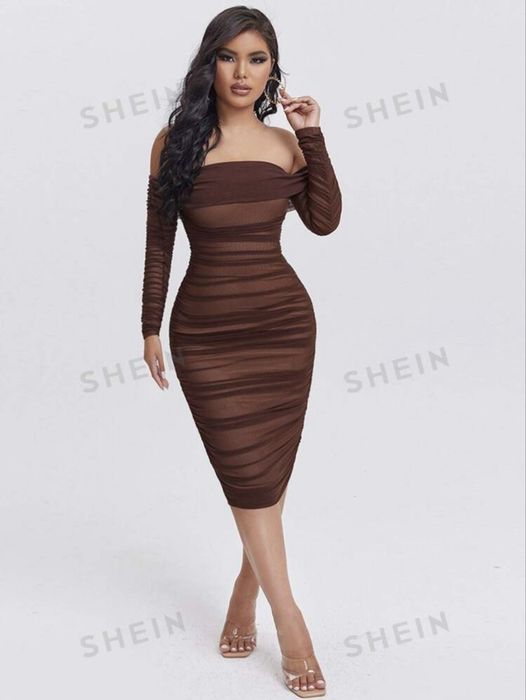 Rochie elegantă cu umerii goi