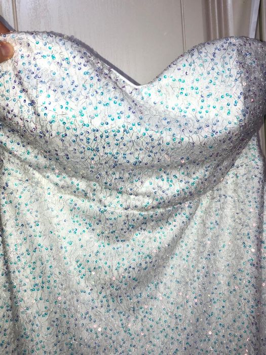 Платье белого цвета с пышной юбкой и пайетками