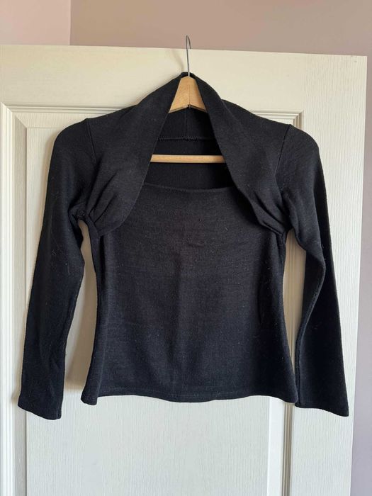 Елегантна черна блуза с уникален модел