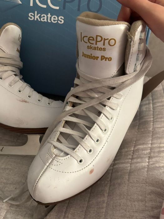 Продам коньки для фигурного катания.