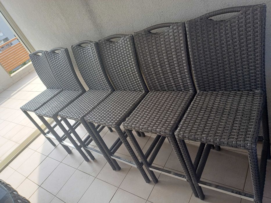 Продавам градински сет от маса и 6 бар стола от естествен ратан