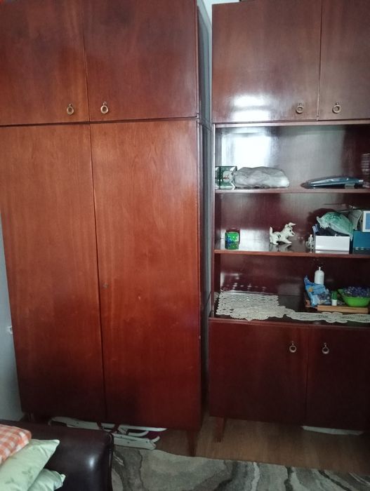 Donez un dulap și o bibliotecă