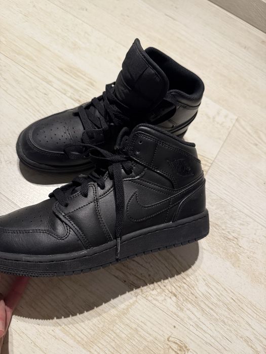 Юношески маратонки  NIKE 554725 Air Jordan 1 Mid- Кожени-Черни- Uk:5,5