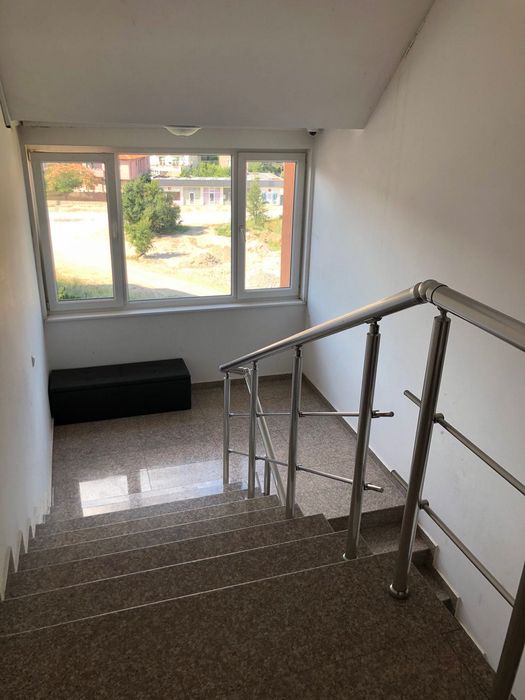 Двустаен под наем, Изток