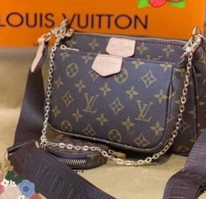 Geanta Louis Vuitton 3 în 1,feronerie metalica, super model, saculet