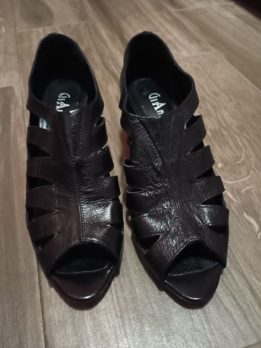 Продавам елегантни обувки от естествена кожа