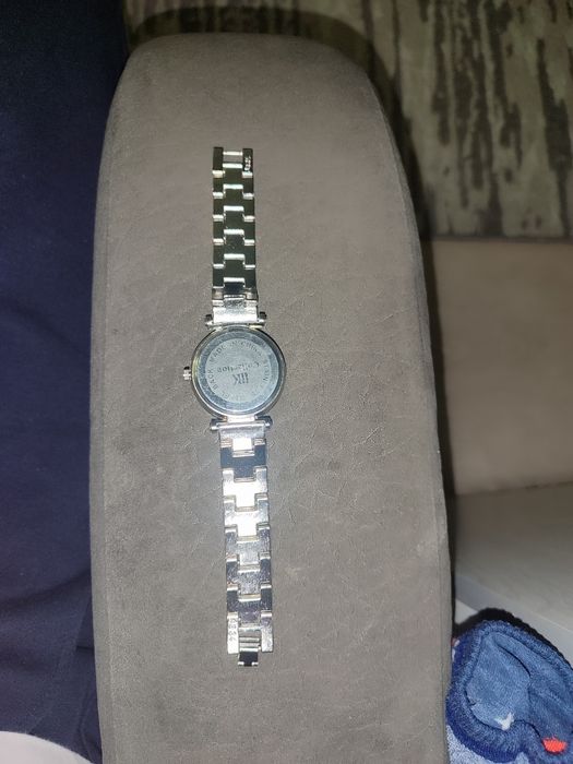 Часы женские мы думали мужские сейчас продаём 100 тыс сум.