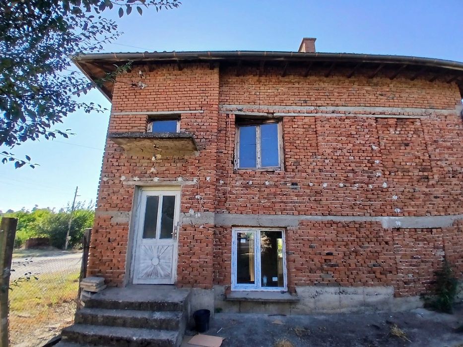 Продавам голяма къща в село малорад
