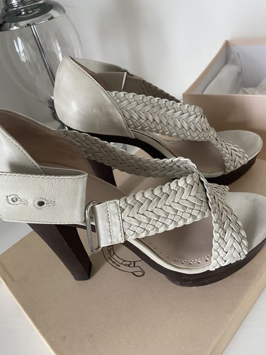 JLo обувки на висок дебел ток