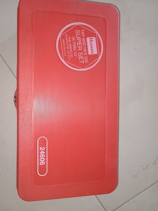 Продавам оригинален комплект плашки и метчици Hanson