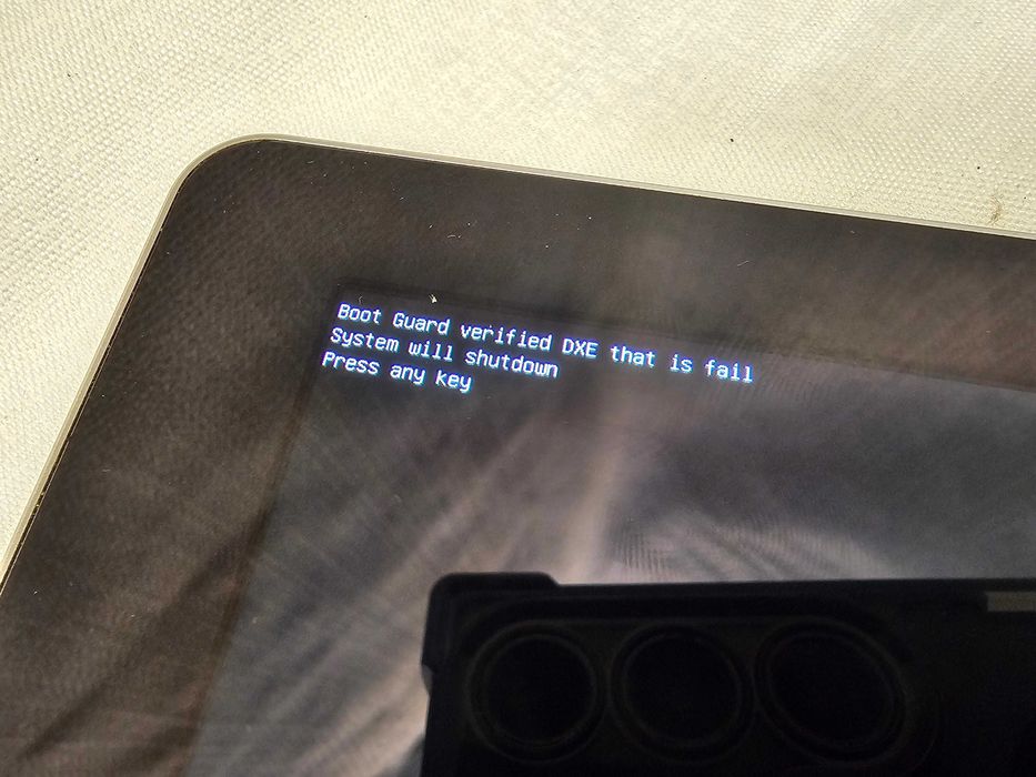 Dezmembrez Samsung Galaxy TabPro S (SM-W700) | Piese: Tabletă Defectă / Tastatură QWERTZ