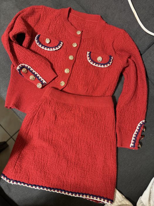 Плетен комплект със златни копчета