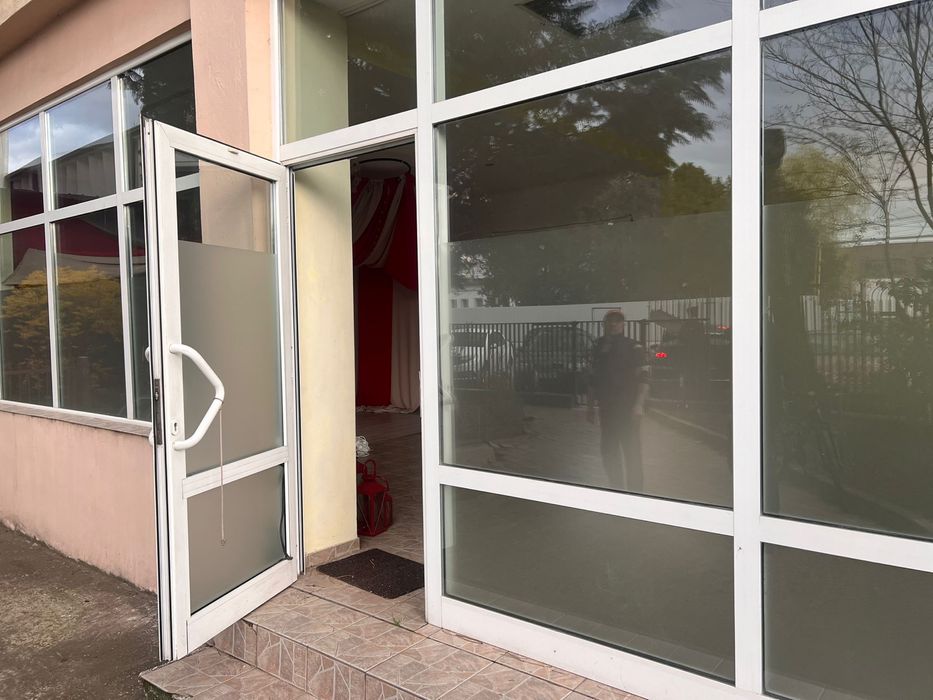 Vand tamplarie de aluminiu cu geam termopan.