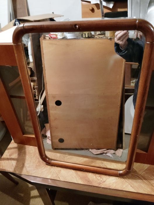 Огледало с рамка от дърво