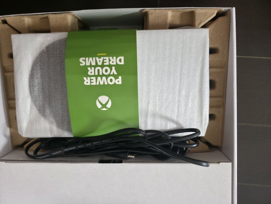 Xbox Series S + SSD Seagate 2TB + 2 controllere + volan/pedale Myria + două jocuri cumpărate – pachet complet