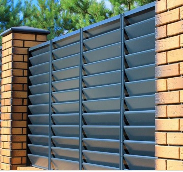 Современные заборы жалюзи для частных домов.