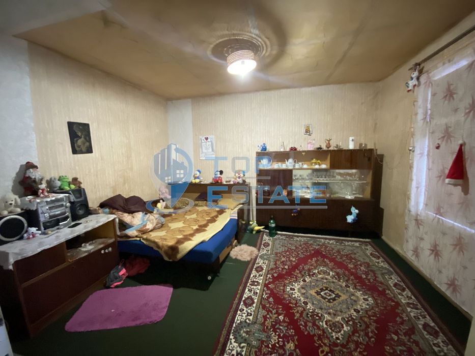 Тухлена къща с гараж и кладенец в гр. Горна Оряховица, област Велико