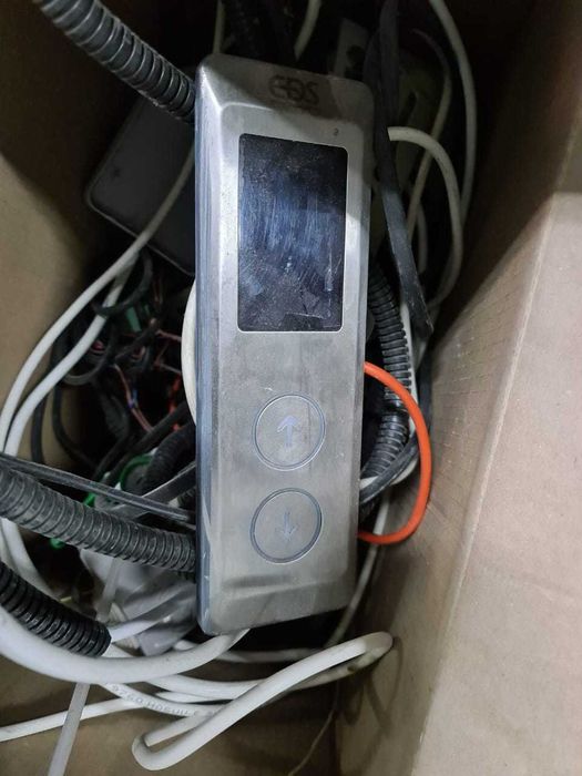 Дверь лифта с платой