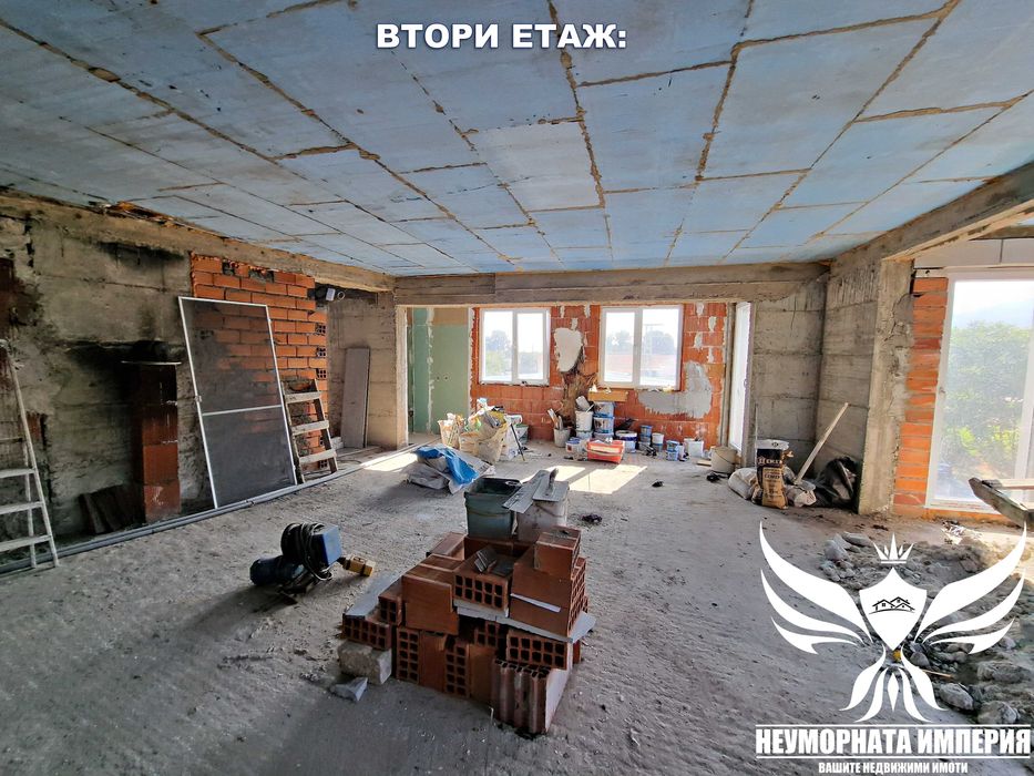 Продавам триетажна сграда 470РЗП с двор 280кв. в гр.Асеновград
