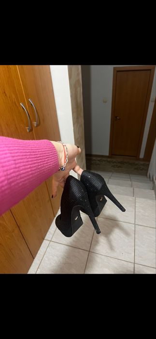 Бляскави черни токчета