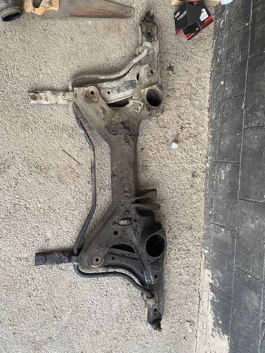 Продам передний  балка 1.8 гольф 3