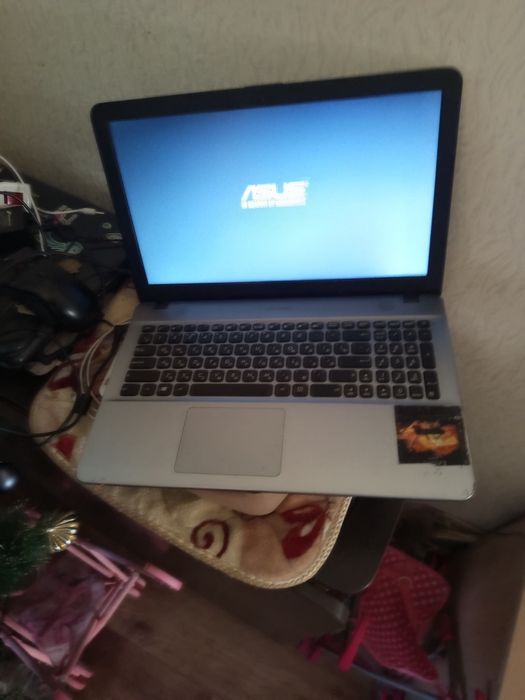 Продаю ноутбук Асус полностью робочий