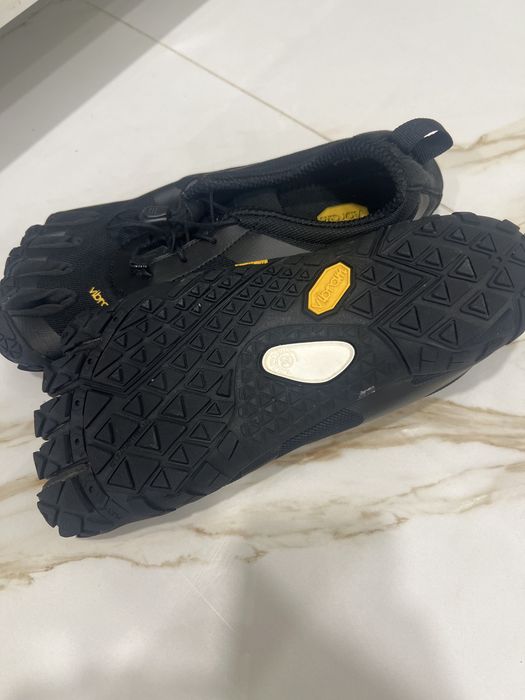 Продам обувь vibram .