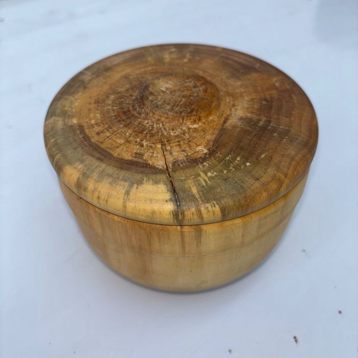 Cutie din lemn de salcie, cu capac Dimensiuni interior 6x11cm Finisat cu ulei mineral și ceara de albine și carnauba