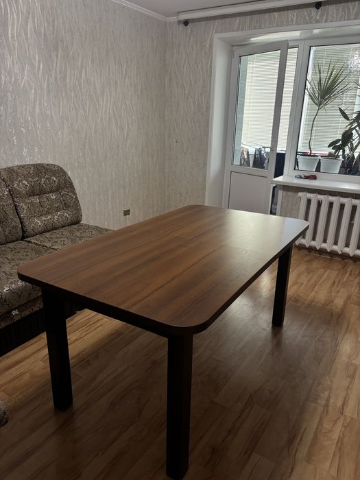 Продам стол для гостиной
