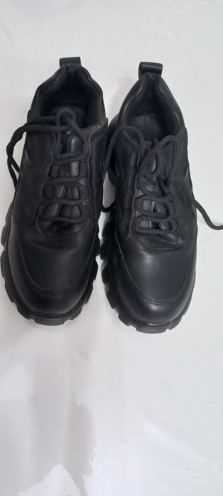 Продам женские кроссовки