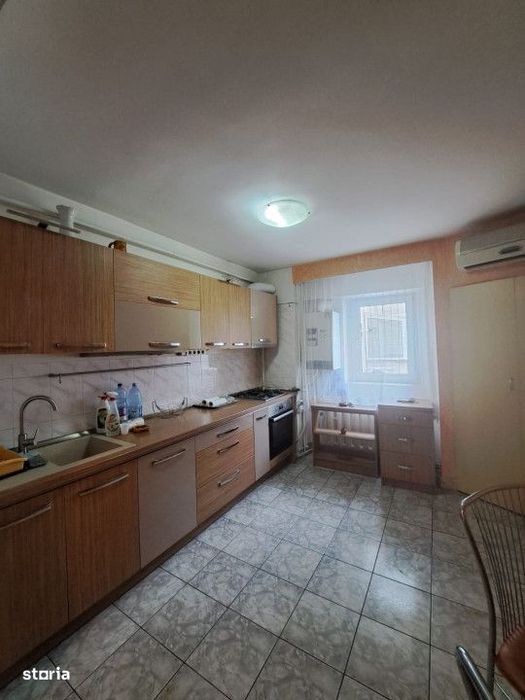 Vanzare- Apartament cu 3 camere, decomandat, etajul 6 din 8 cu lift