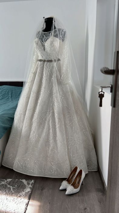 Rochie Mireasa (S-M) + Voal și Diademă