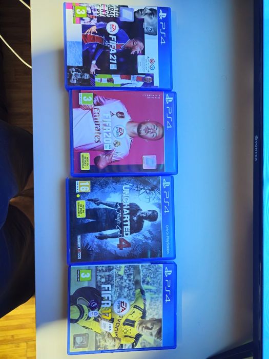 Vand jocuri ps4.