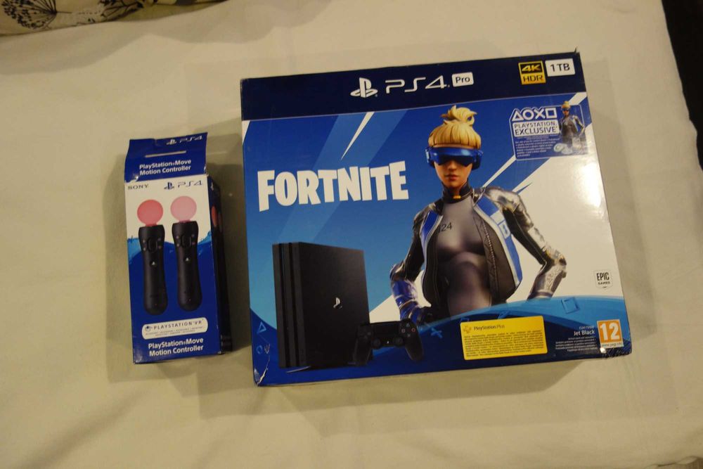 Продавам Playstation 4 Pro 1TB пълен комплек + Motion Controllers