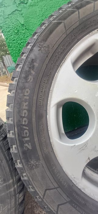 Срочно продам зимние шины вместе с дисками.
