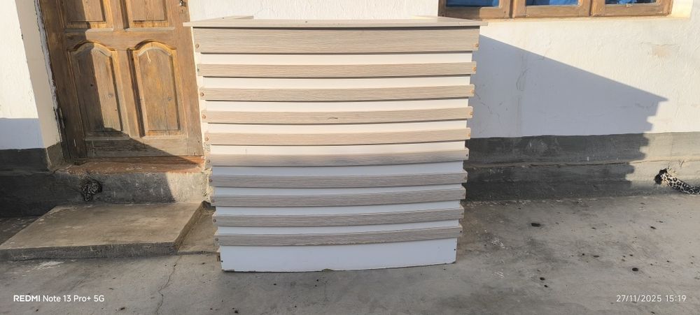 Juda ajoyib baland ish uchun qulay stol