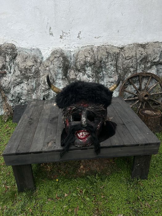 Кукерска маска с рога