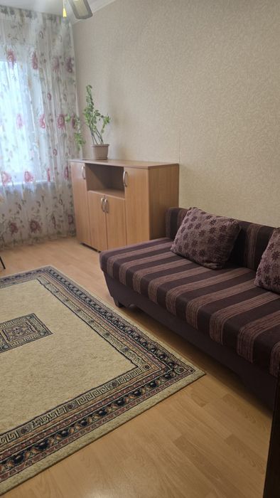 Посуточно 3-х комнатная квартира, 12 мкр, 2 эт.