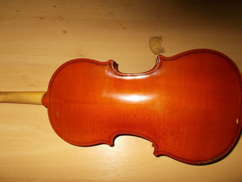 Vand vioara fabricata la Reghin la data de 6-12-1976 marimea 1/2!