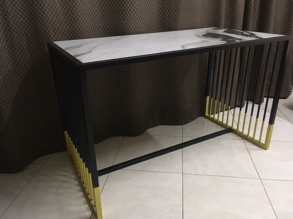 Продам стол “Marble White”