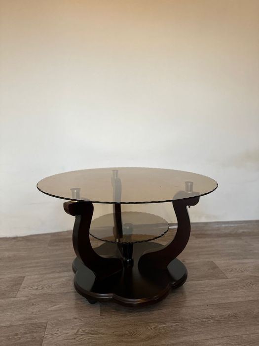 Стеклянный стол