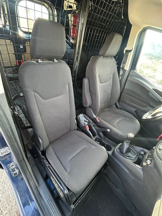 Vând Ford Transit Courier