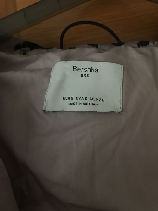 Jacheta Bershka puffer lila animal print