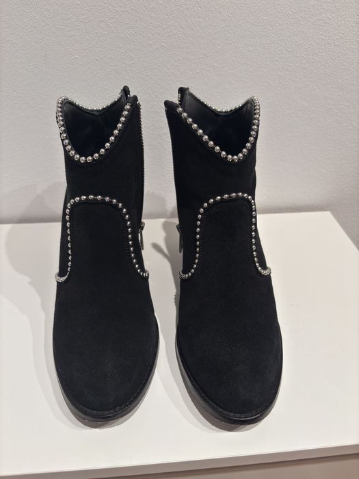 Botine Zadig & Voltaire de piele întoarsă, negre, cu ținte argintii