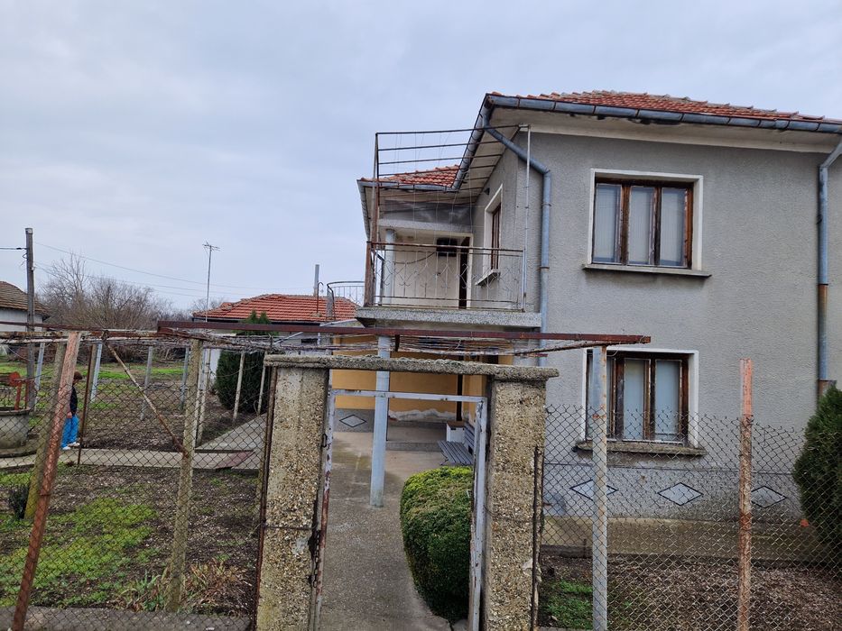 Двуетажна къща в село Средец