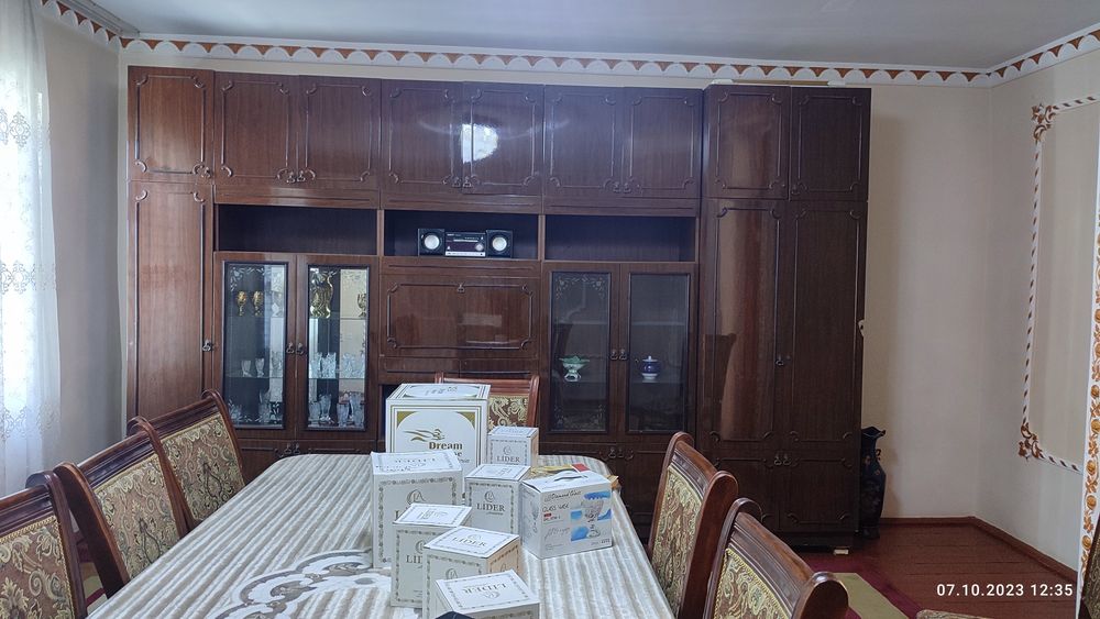 Yaxshi holatdagi stenka kiyim javoni bilan srochna sotiladi