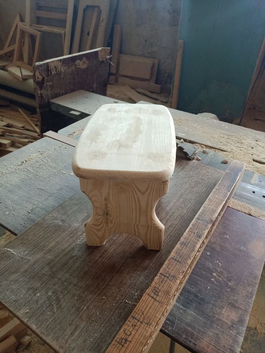 Стульчики деревянные.