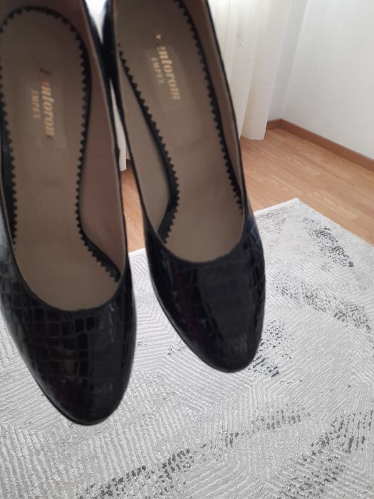 Vind pantofi din piele noi.