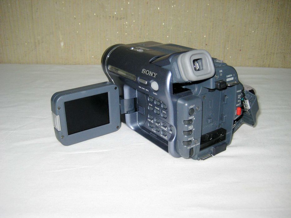 Видеокамера SONY для запчаст(НЕРАБОЧИЙ) нет батареи и зарядный адаптор