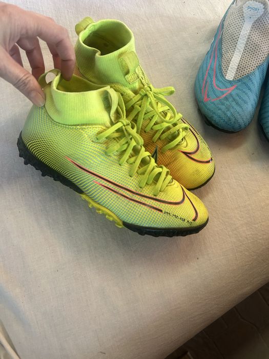 Футболни обувки / стоножки / бутонки 35 н.